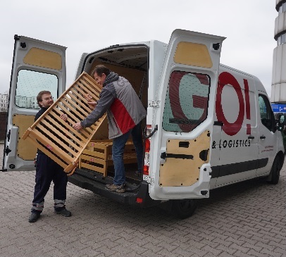Malteser Hilfsaktion Zwei GO! Kuriere laden Betten in einen GO! Transporter